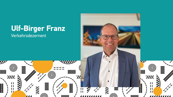 Porträt von Ulf-Birger Franz, Verkehrsdezernent der Region Hannover, vor modern gestaltetem Hintergrund.