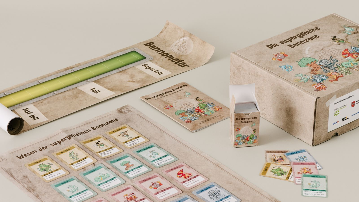 Spielset „Die supergeheime Bannzone“ mit Box, Karten, Heft und Bannometer, das Kindern Spaß an selbstständiger Mobilität vermittelt.