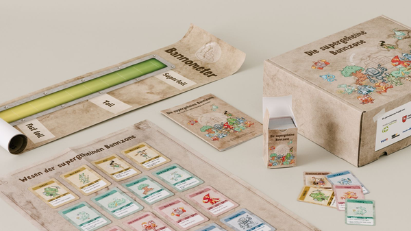 Spielset „Die supergeheime Bannzone“ mit Box, Karten, Heft und Bannometer, das Kindern Spaß an selbstständiger Mobilität vermittelt.