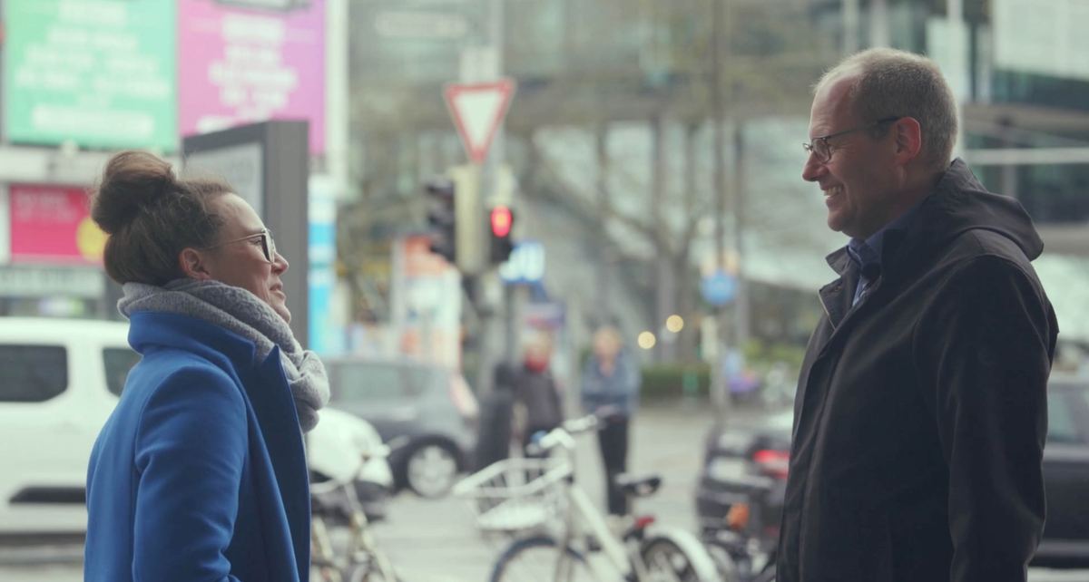 Thumbnailbild für Katja trifft mit zwei Personen im Dialog