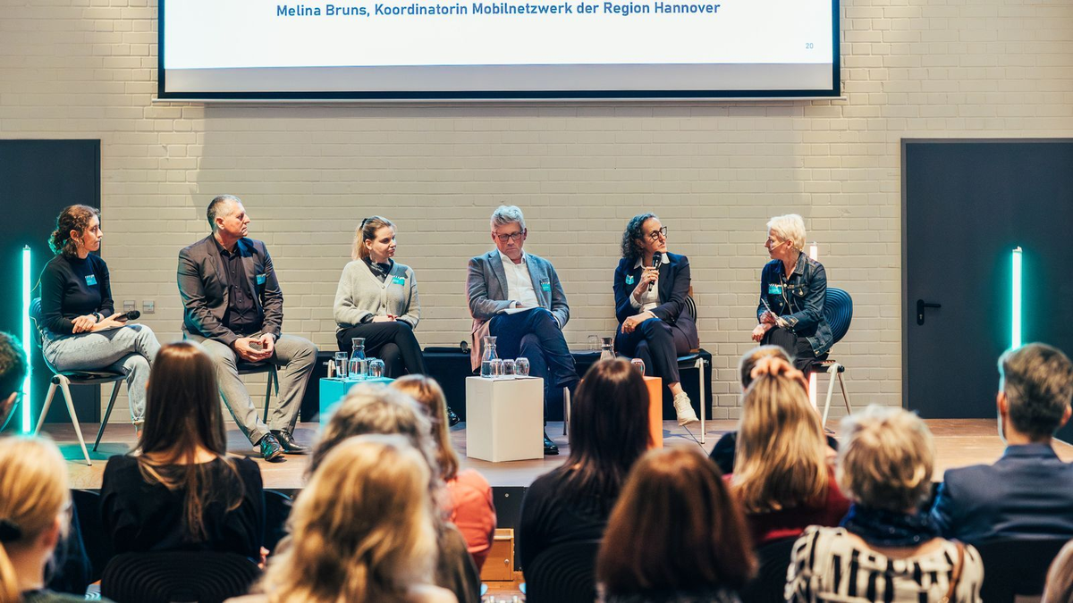 Podiumsdiskussion mit sechs Personen auf einer Bühne vor Publikum, Thema Mobilnetzwerk Region Hannover.