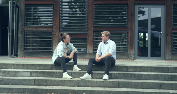 Thumbnailbild für Katja trifft mit zwei Personen im Dialog