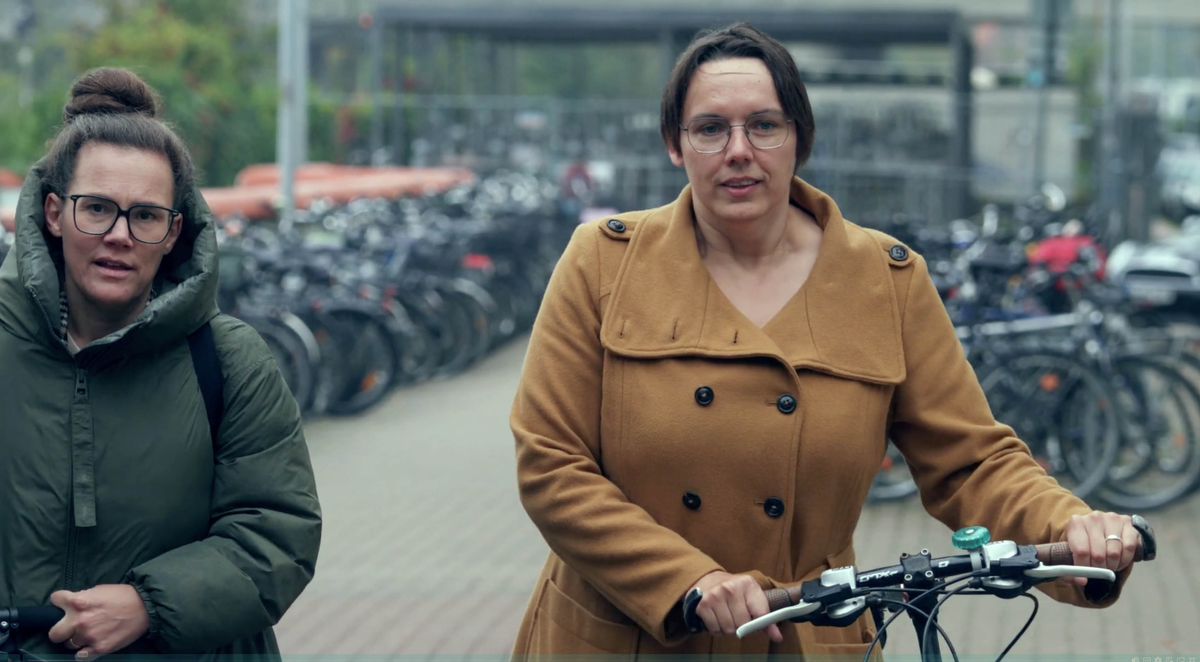 Thumbnailbild für Katja trifft mit zwei Personen im Dialog