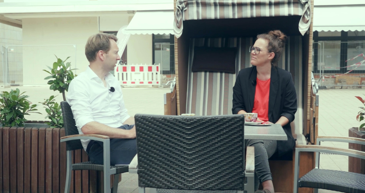 Thumbnailbild für Katja trifft mit zwei Personen im Dialog