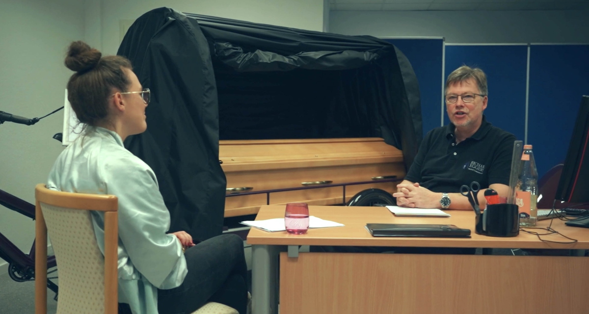 Thumbnailbild für Katja trifft mit zwei Personen im Dialog